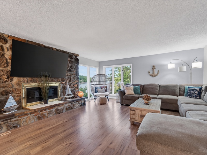 LOWER LEVEL LIVING AREA