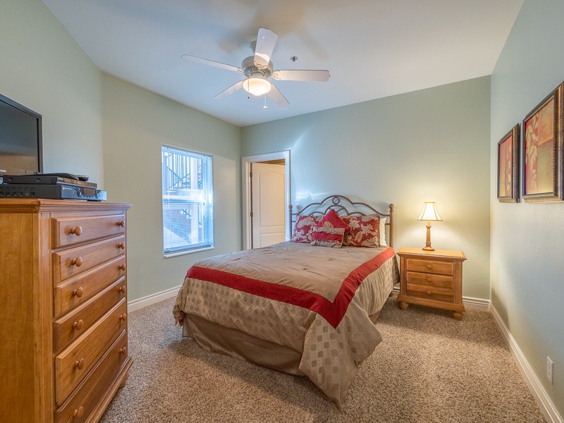 Bedroom 2 - Queen bed