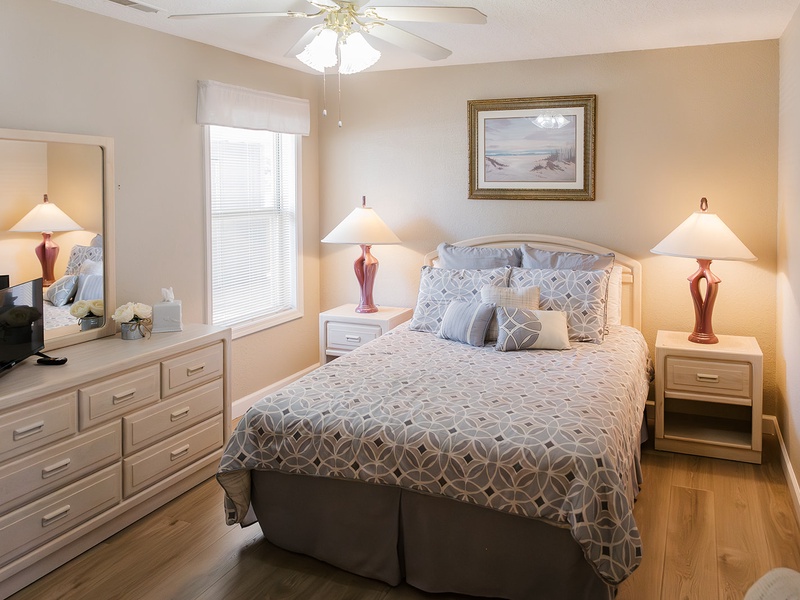 BEDROOM 2 - QUEEN BED