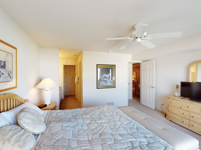 Bedroom 1 - King with lakeview