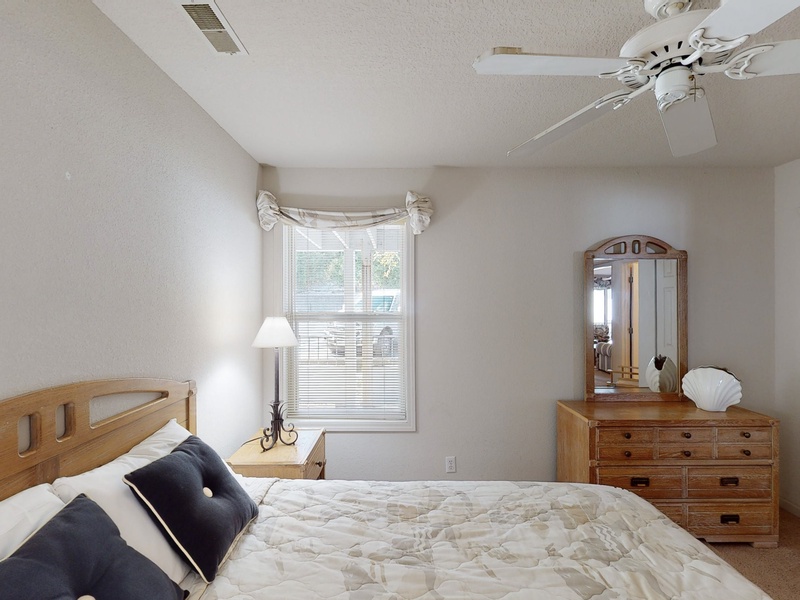 Bedroom 2 - Queen bed