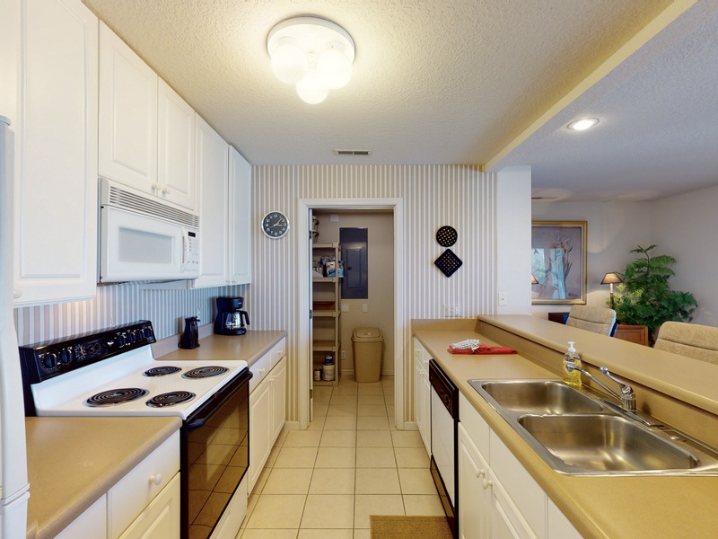 Kitchen with breakfast bar