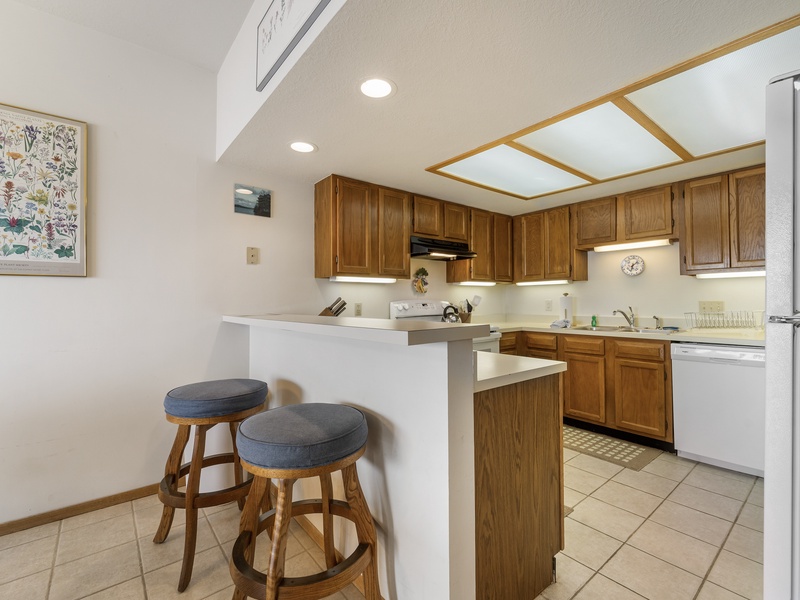 Breakfast bar and kitchen