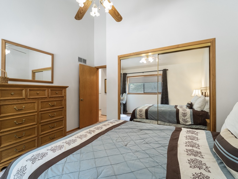Bedroom 2 - Queen bed