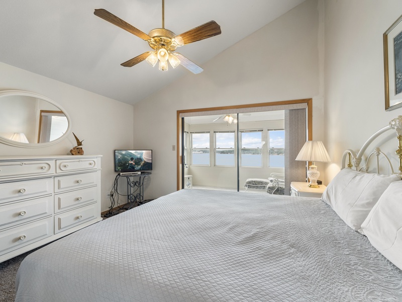 Bedroom 1 - King with lakeview