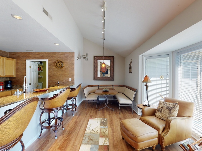 BREAKFAST BAR AND DINING AREA