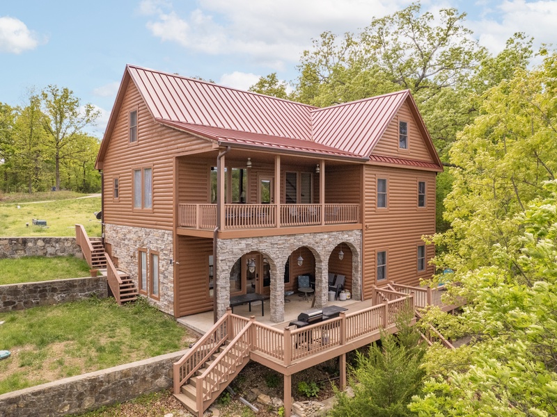 LAKESIDE EXTERIOR