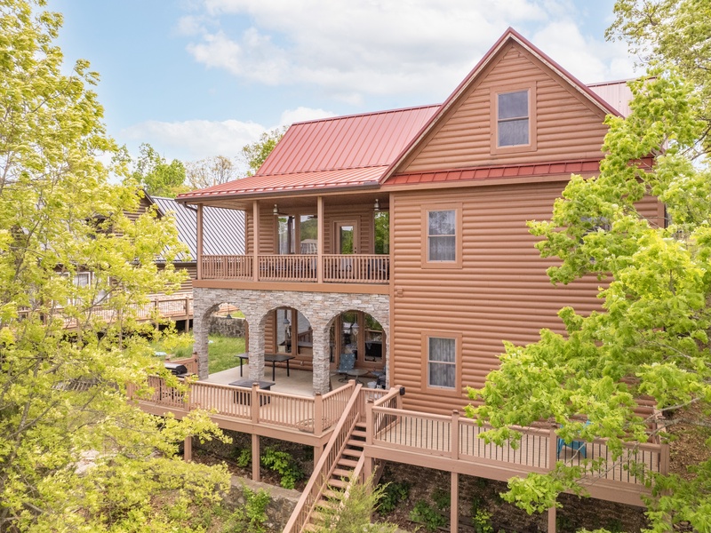 LAKESIDE EXTERIOR