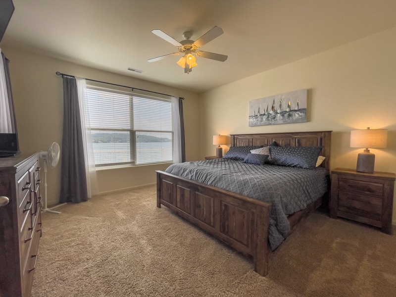 Bedroom 3 - King bed with lakeview on lower level