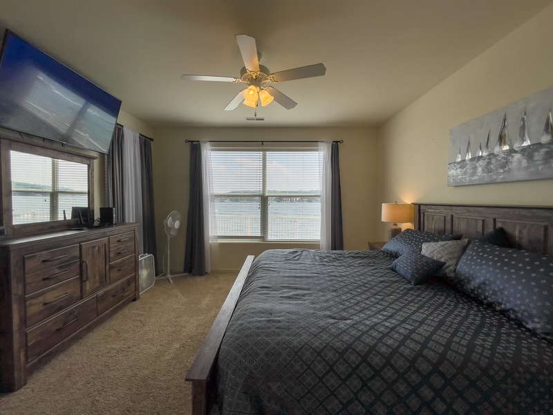 Bedroom 3 - King bed with lakeview on lower level