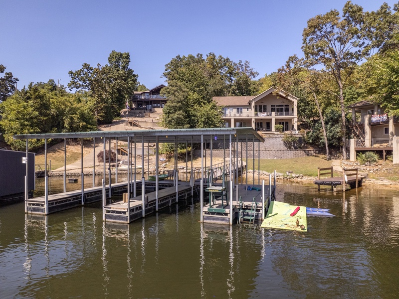 AERIAL VIEW OF THE HOUSES AND THE DOCK