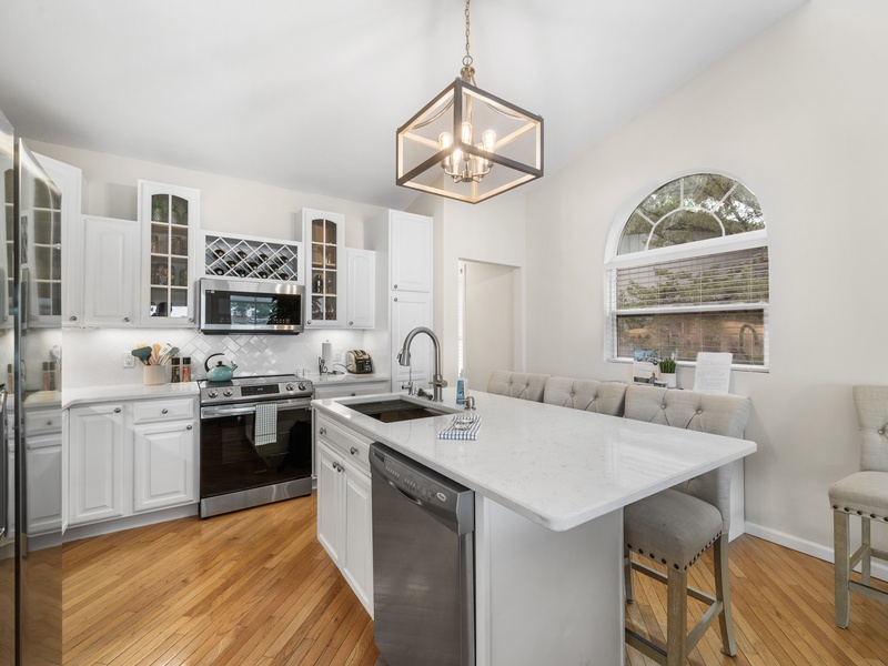 Kitchen with breakfast bar