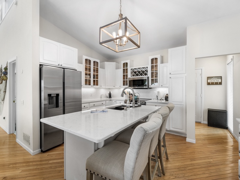 Kitchen with breakfast bar