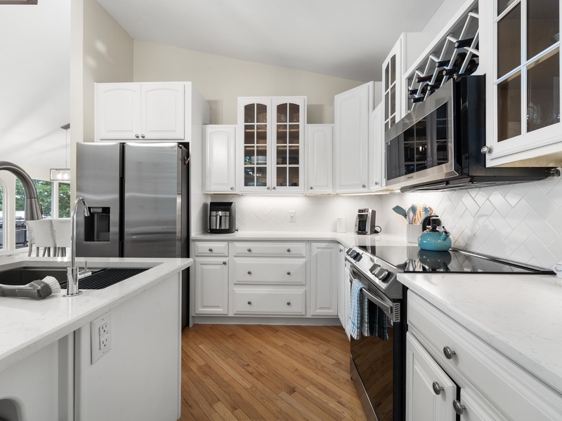 Kitchen with breakfast bar