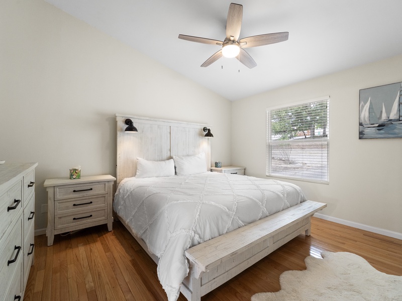 Bedroom 1 - King bed