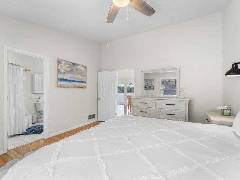 Bedroom 1 - King bed