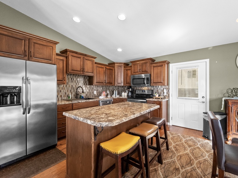 Kitchen with breakfast bar