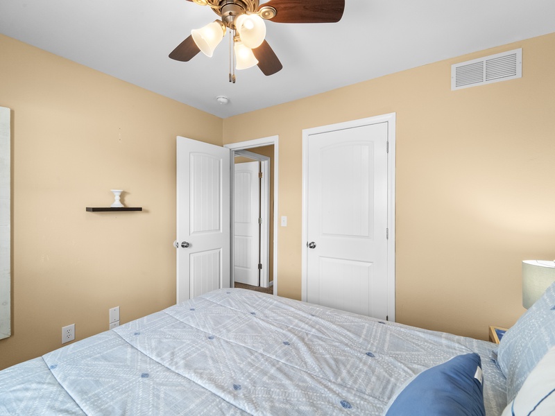 Bedroom 1 - Queen bed