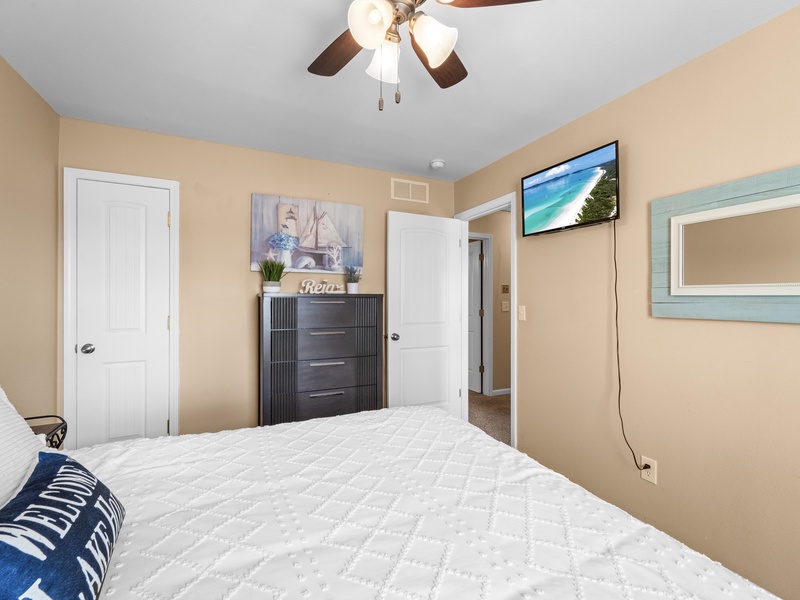 Bedroom 2 - Queen bed