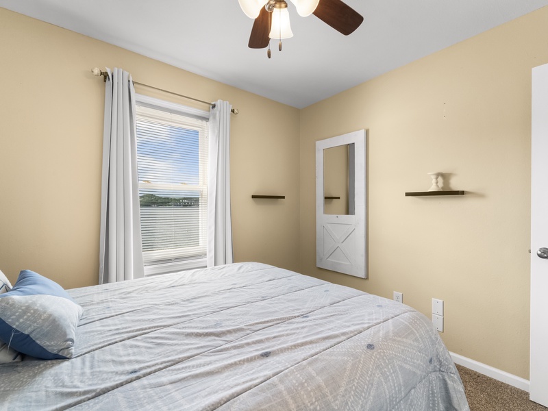 Bedroom 1 - Queen bed