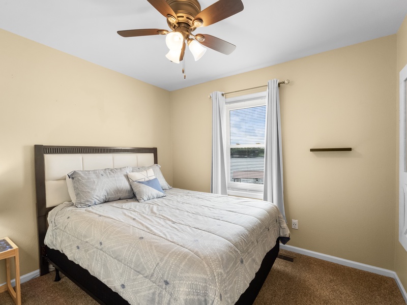 Bedroom 1 - Queen bed