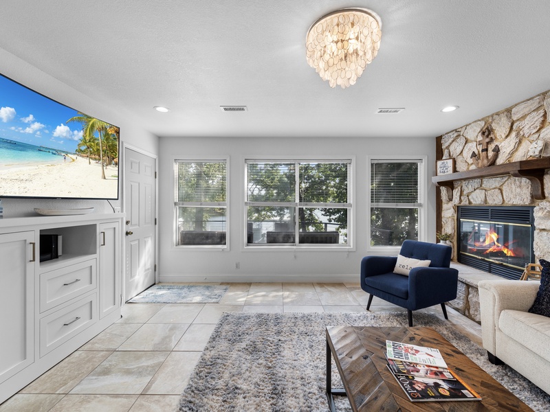 LAKEVIEW LIVING AREA ON LOWER LEVEL