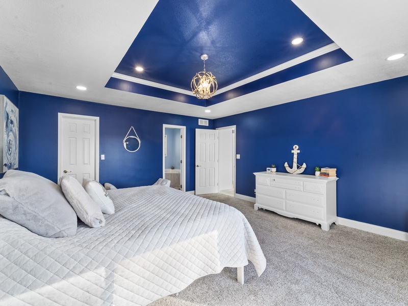 Bedroom 1 - King with lakeview on entry level