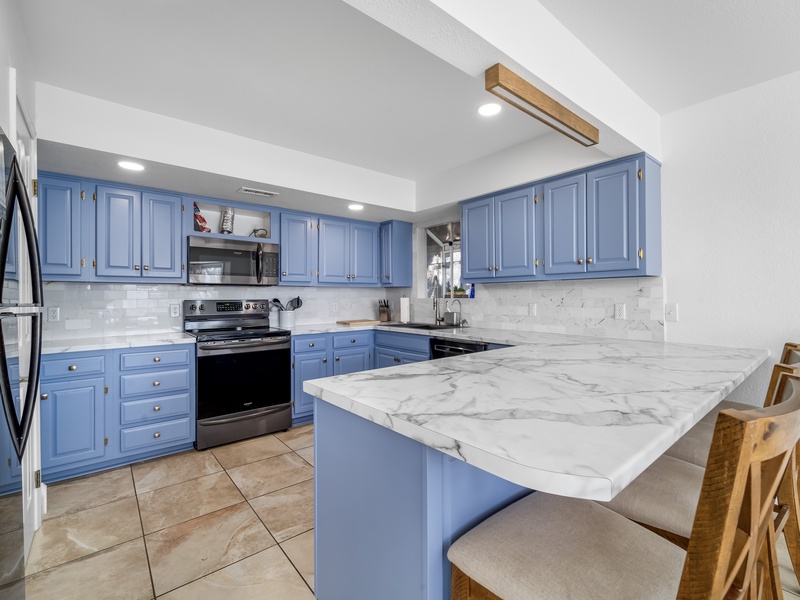 Kitchen with breakfast bar