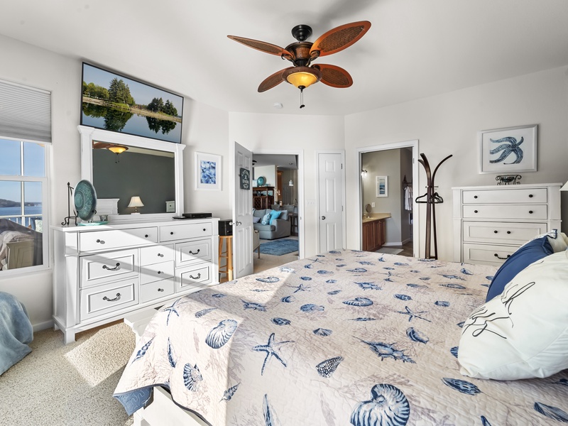 Bedroom 1 - King with lakeview