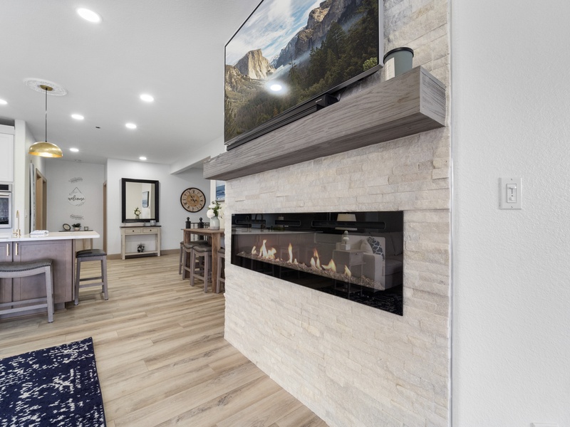 UPPER LEVEL LAKEVIEW LIVING AREA