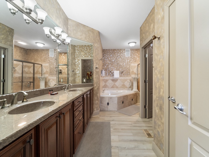 BATHROOM 1 - OFF BEDROOM 1