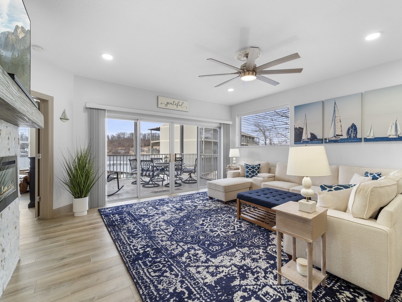 UPPER LEVEL LAKEVIEW LIVING AREA