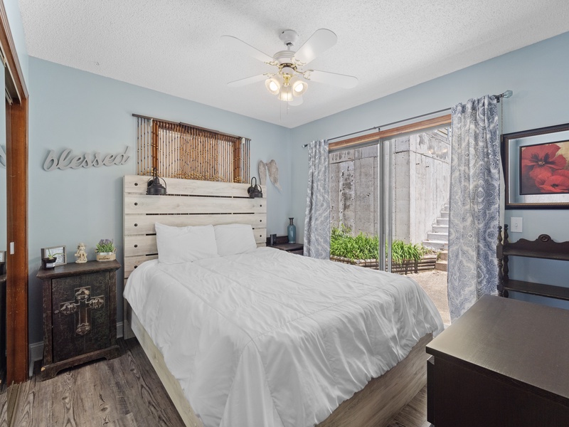 Bedroom 2 - Queen bed
