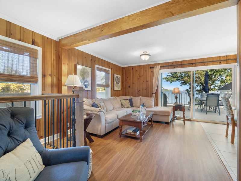 LAKESIDE LIVING AREA