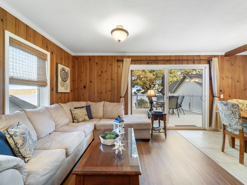 LAKESIDE LIVING AREA