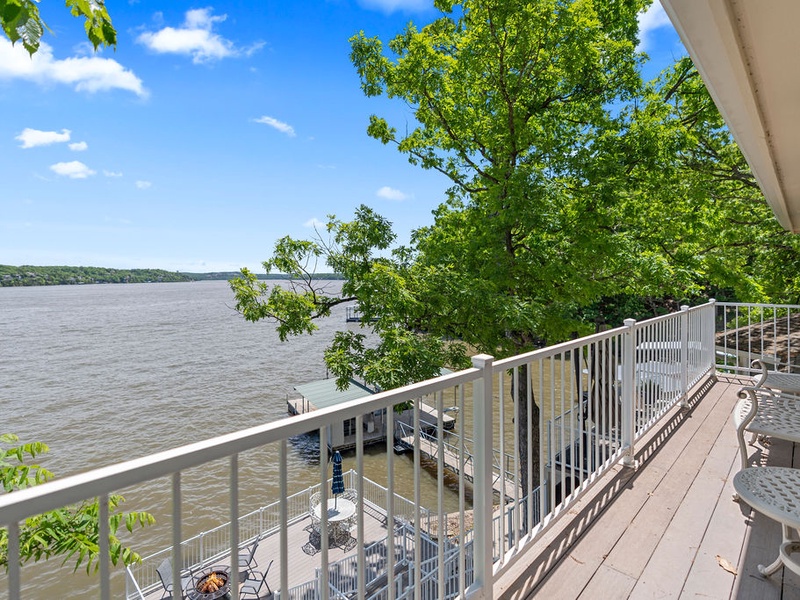 Main level deck with lakeview