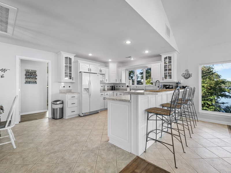 KITCHEN AND BREAKFAST BAR