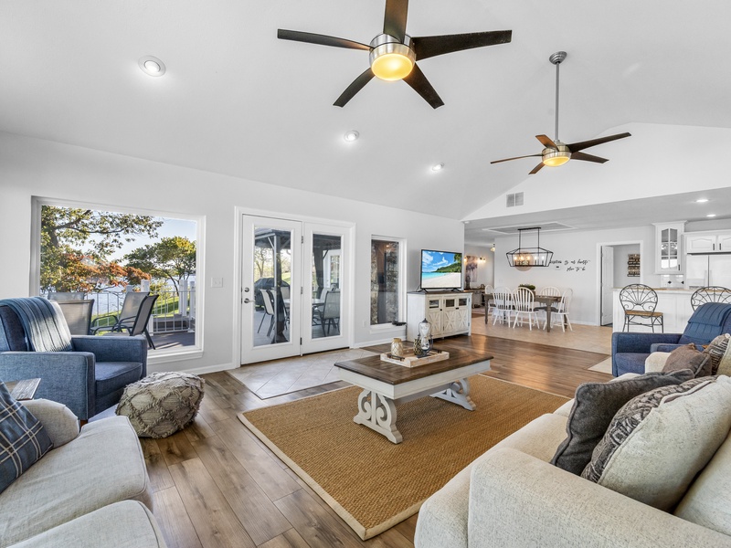 LAKESIDE LIVING AREA