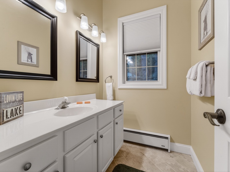 BATHROOM 4 - UPPER LEVEL