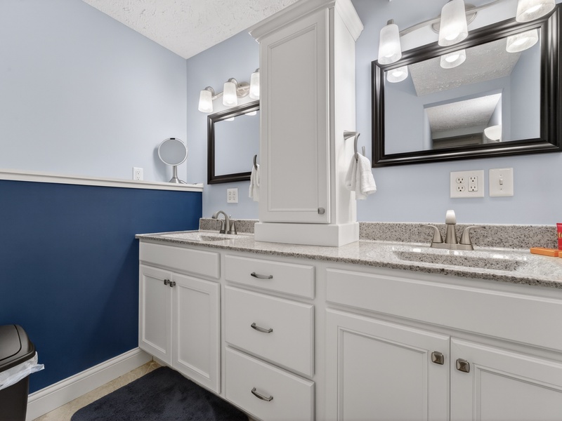 BATHROOM 2 - MAIN LEVEL