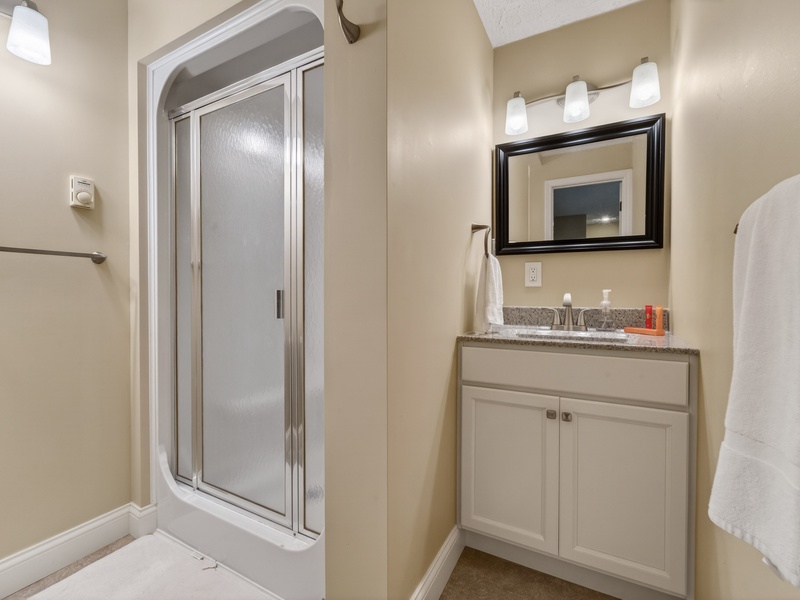 BATHROOM 3 - MAIN LEVEL