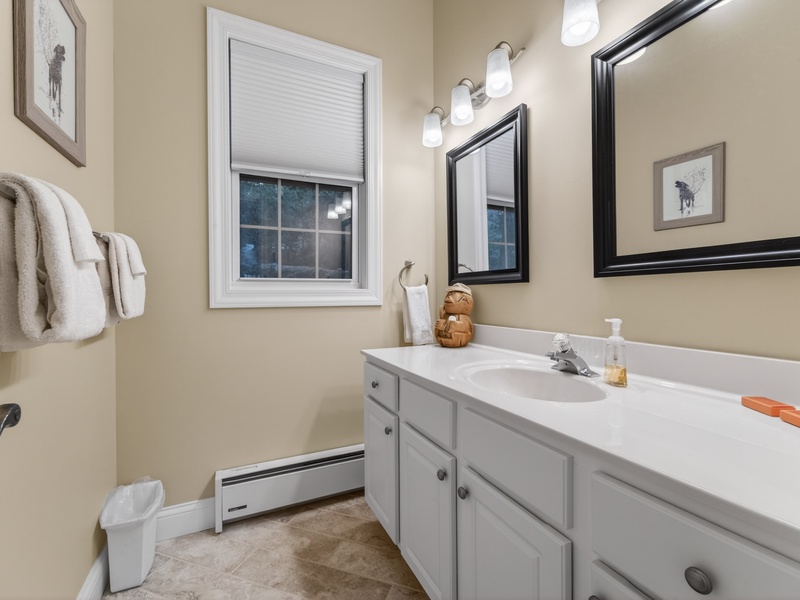 BATHROOM 4 - UPPER LEVEL
