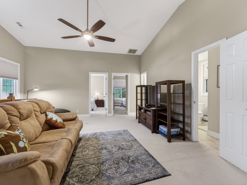 UPPER LEVEL LIVING AREA