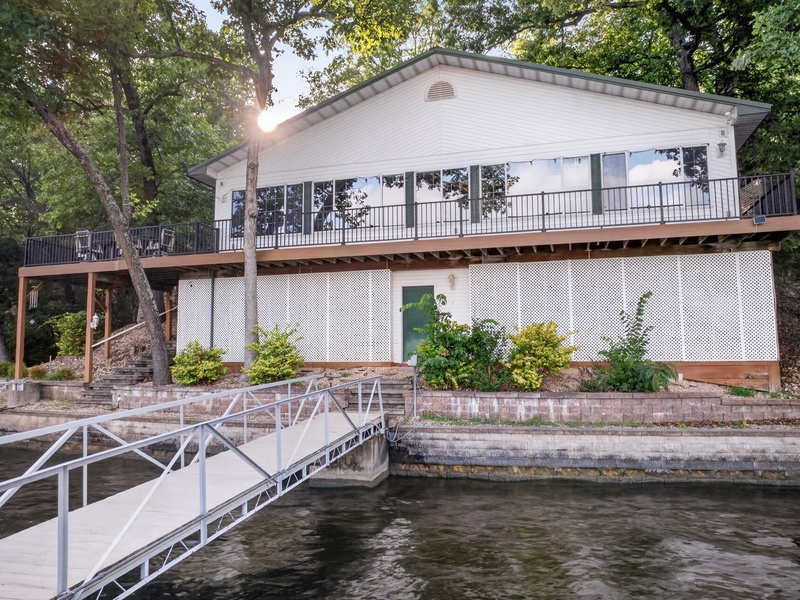LAKESIDE EXTERIOR
