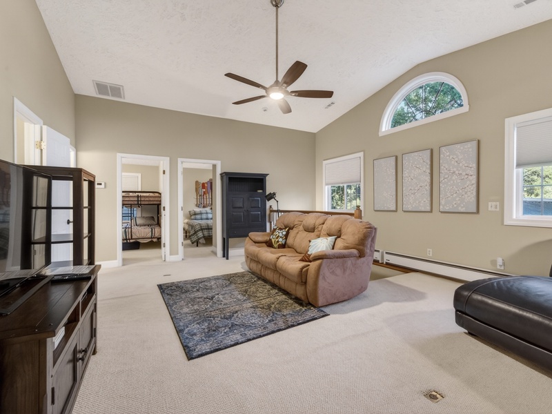 UPPER LEVEL LIVING AREA