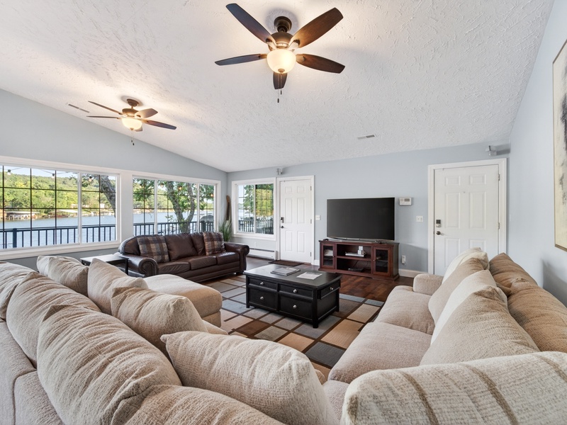LAKEVIEW LIVING AREA