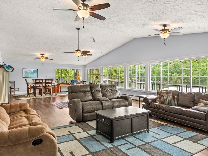 LAKESIDE LIVING AREA