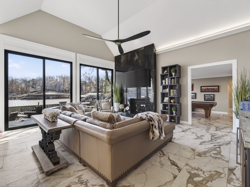 LAKEVIEW LIVING AREA 