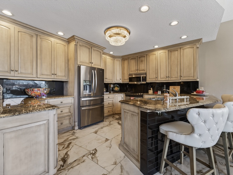 KITCHEN AND BREAKFAST BAR