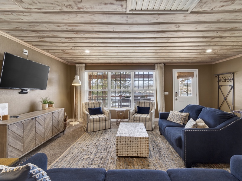 LAKEVIEW LIVING AREA 